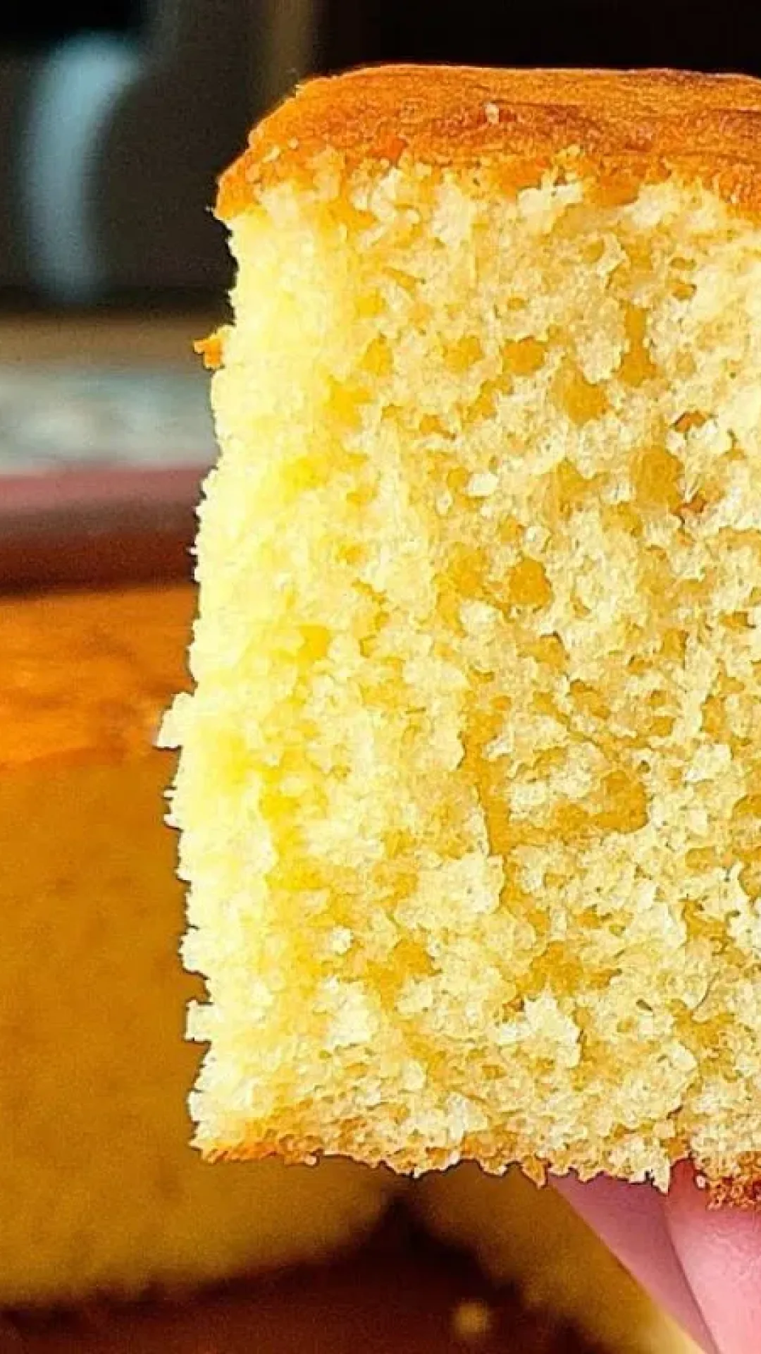 Bolo de leite condensado douradinho e super macio para o café da tarde