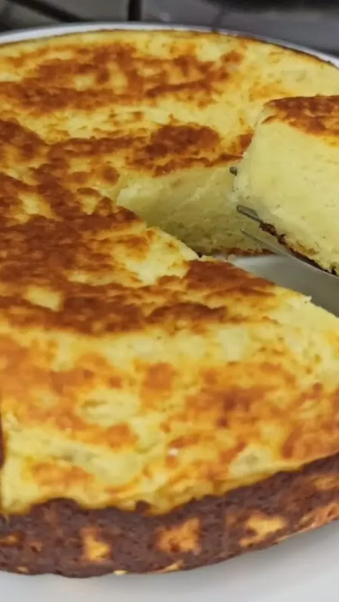 Bolo de leite de frigideira com apenas 3 ingredientes e sem trigo pronto em poucos minutos