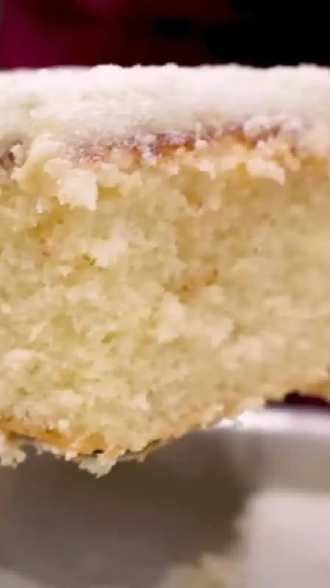 Bolo de leite ninho com calda quente que derrete na boca na hora do café da manhã