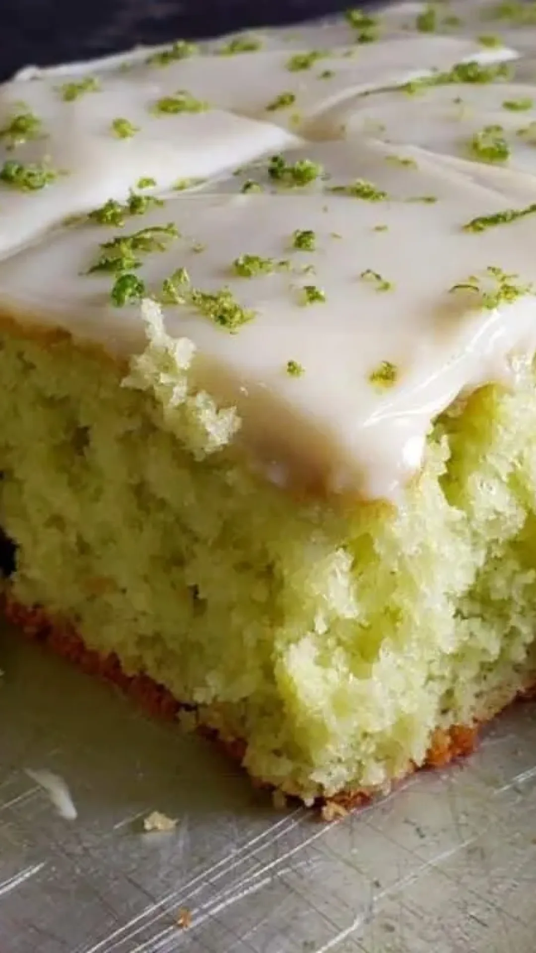 Bolo de limão com cobertura simples de fazer com massa verdinha que fica um espetáculo