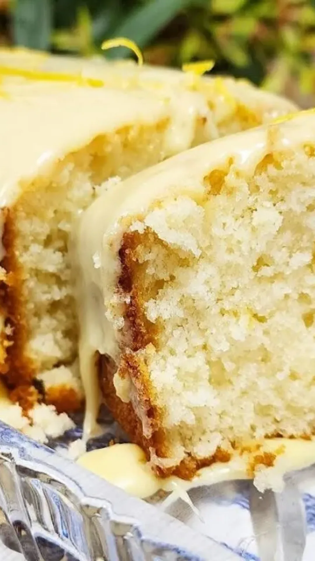 Bolo de limão fofinho e cobertura que é de comer lambendo os dedos