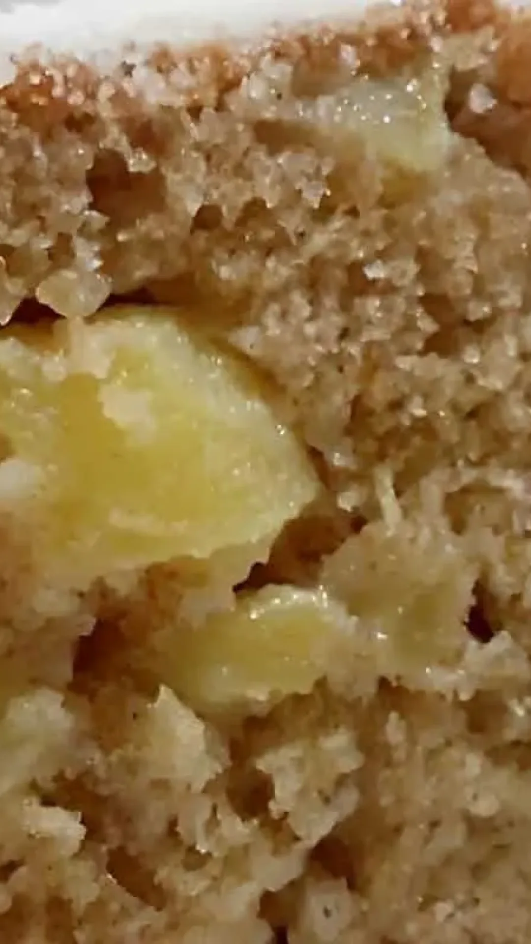 Bolo de maçã com pedaços da fruta delicioso e perfeito para servir com chá ou café