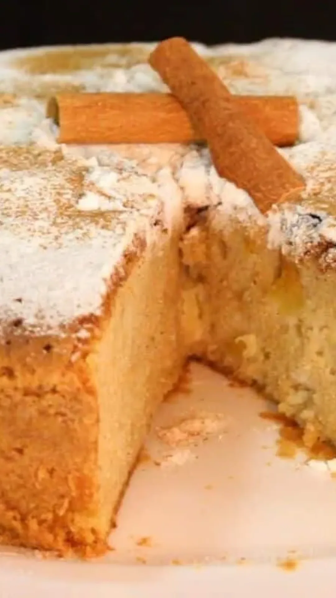 Bolo de maçã de liquidificador fofinho e úmido que perfuma a casa inteira quando sai do forno