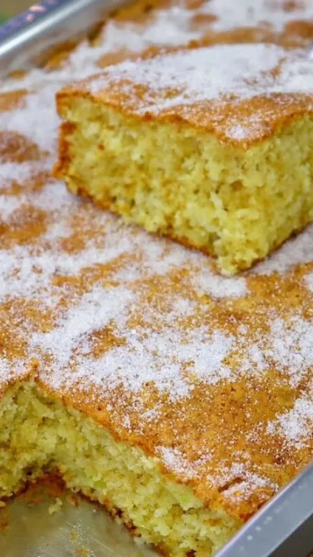 Bolo de maçã fofinho: uma massa muito saborosa com pedacinhos da fruta que é super fácil de fazer para o café