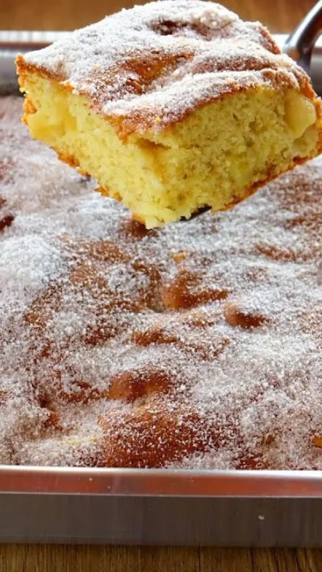 Bolo de maçã simples, fofinho e feito com ingredientes que você já tem em casa
