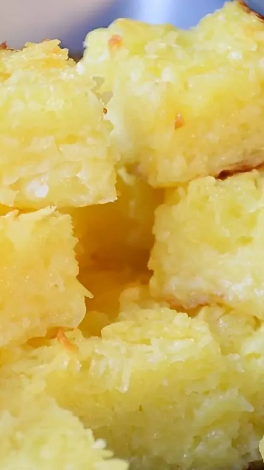 Bolo de mandioca com queijo delicioso é só misturar os ingredientes e levar para assar