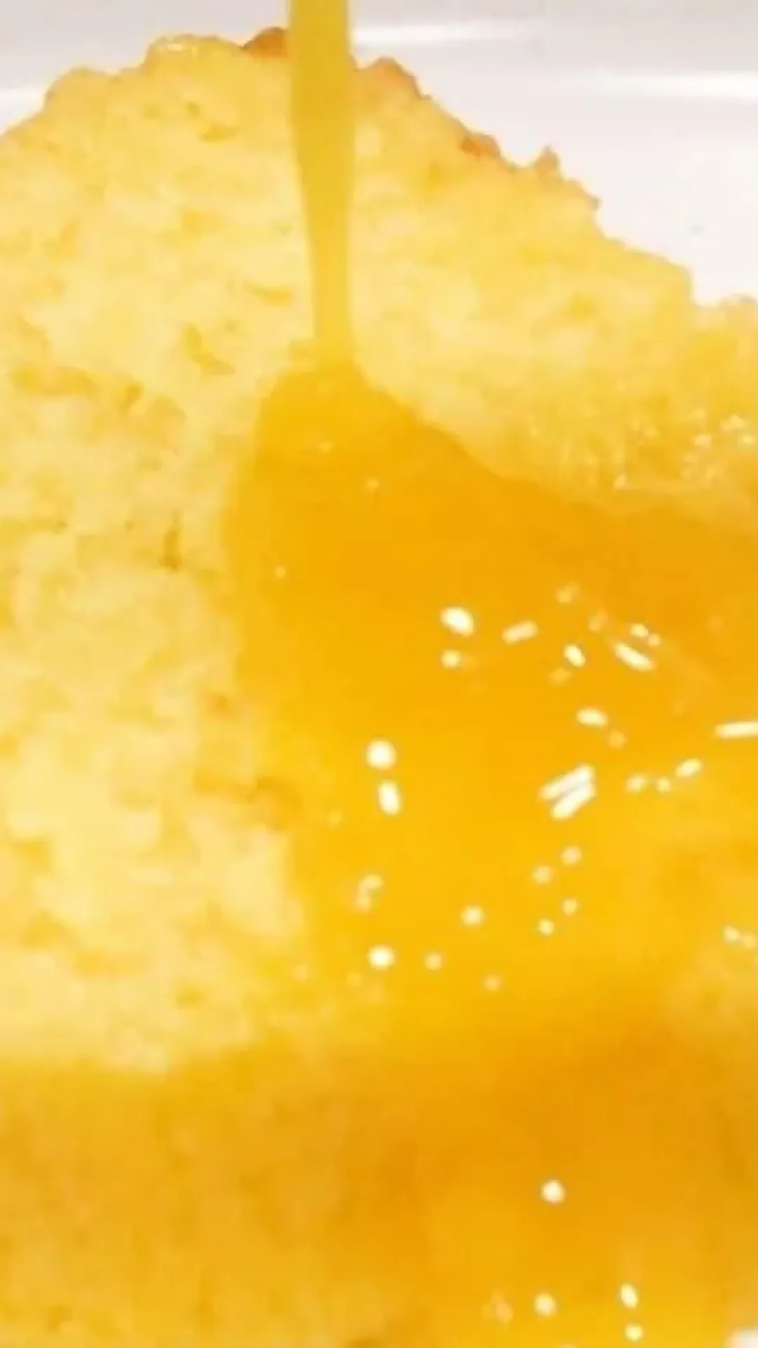 Bolo de maracujá fofinho e molhadinho feito em poucos minutos