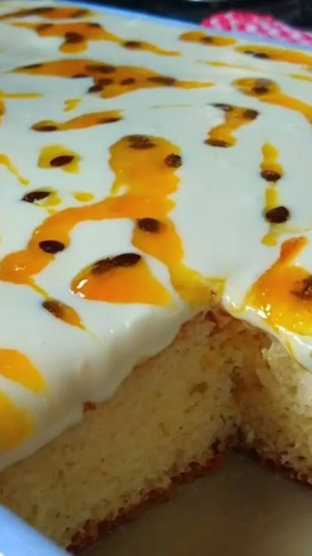Bolo de maracujá úmido e fofinho batido no liquidificador para o lanche ou café