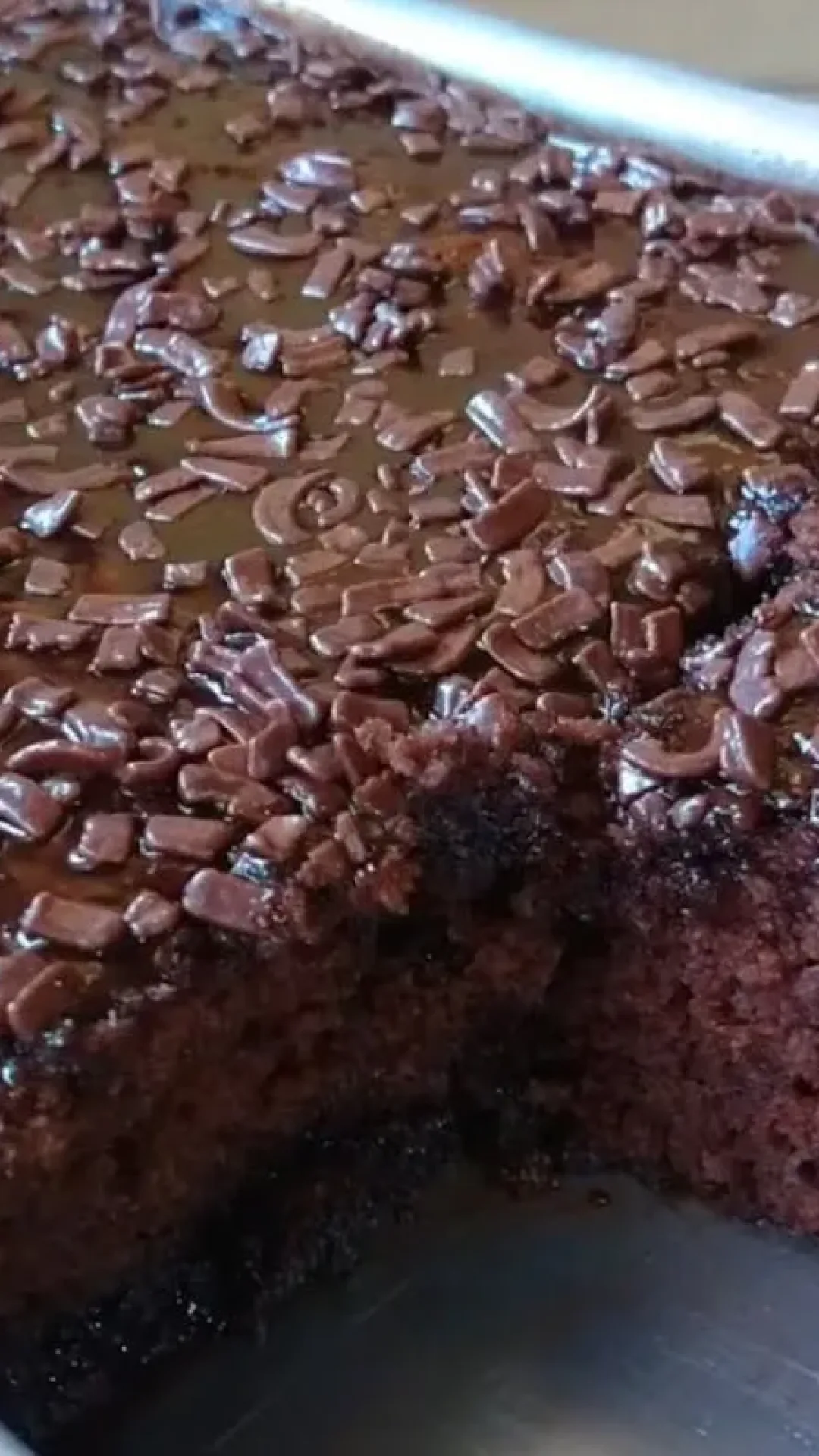 Bolo de nescau fofinho e úmido que combina perfeitamente com o seu café da tarde