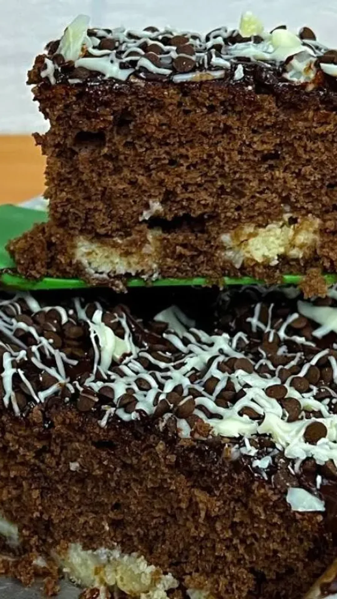 Bolo de prestígio que já sai recheado do forno e vai te surpreender de tão gostoso