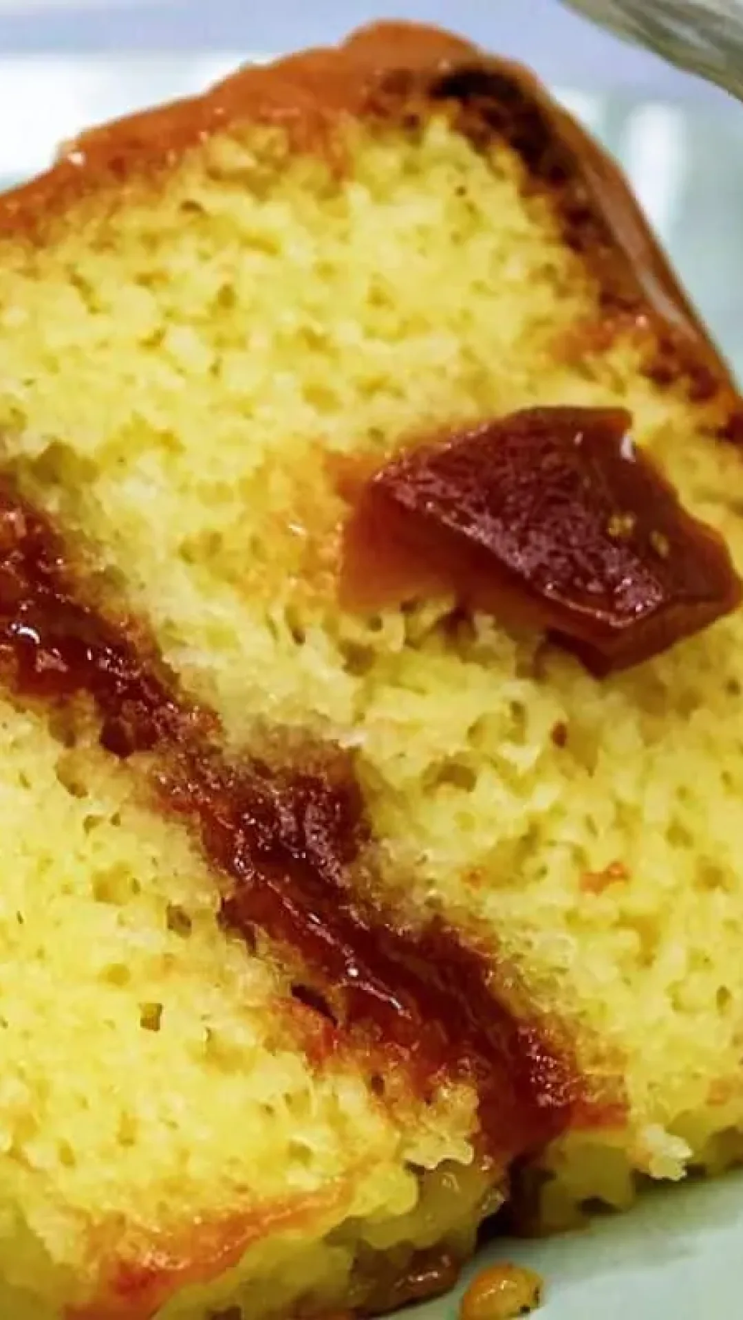 Bolo de queijo com goiabada macio e saboroso que combina perfeitamente com café