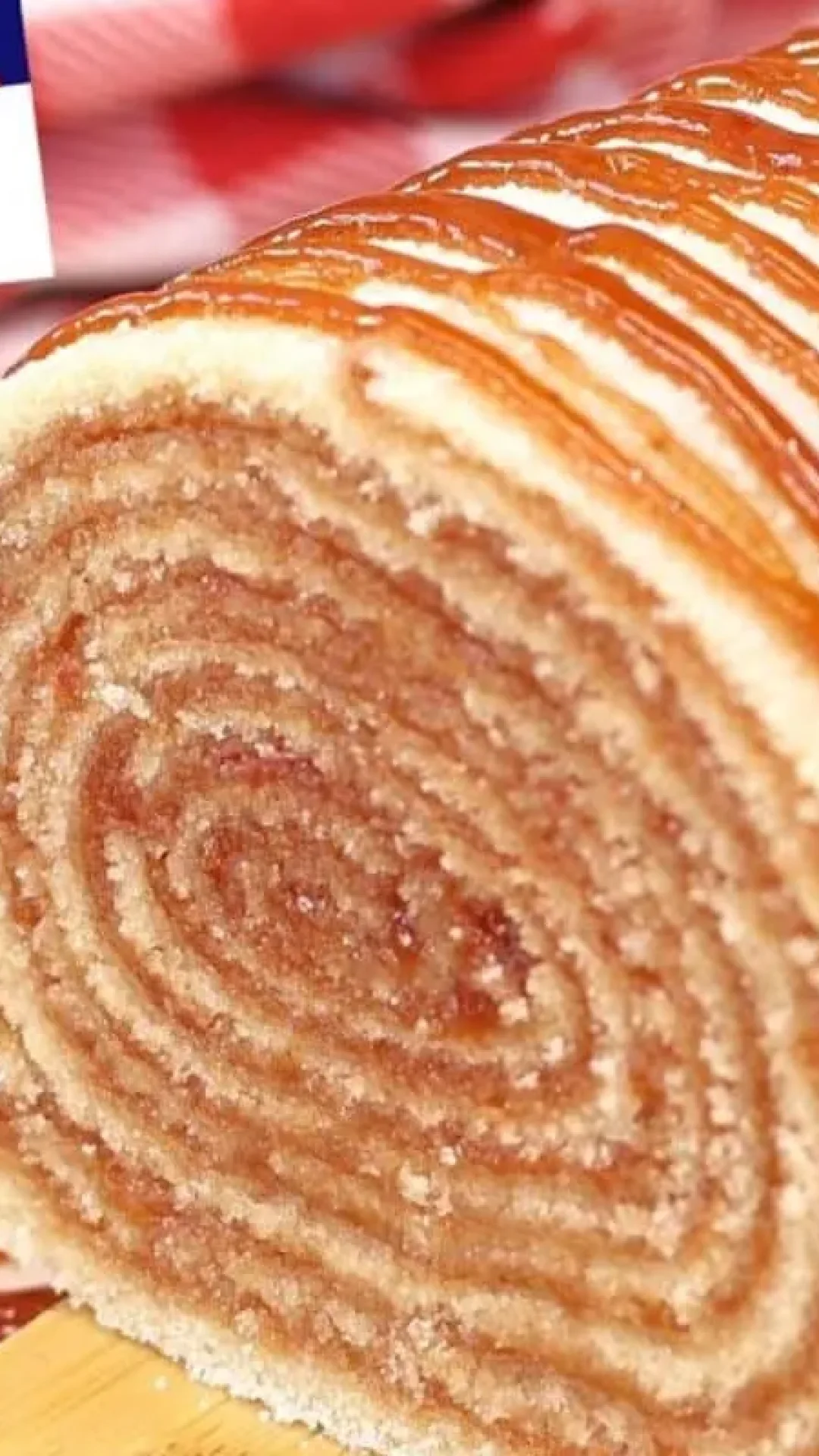 Bolo de rolo com goiabada: massa fininha e enrolada igual ao tradicional do nordeste