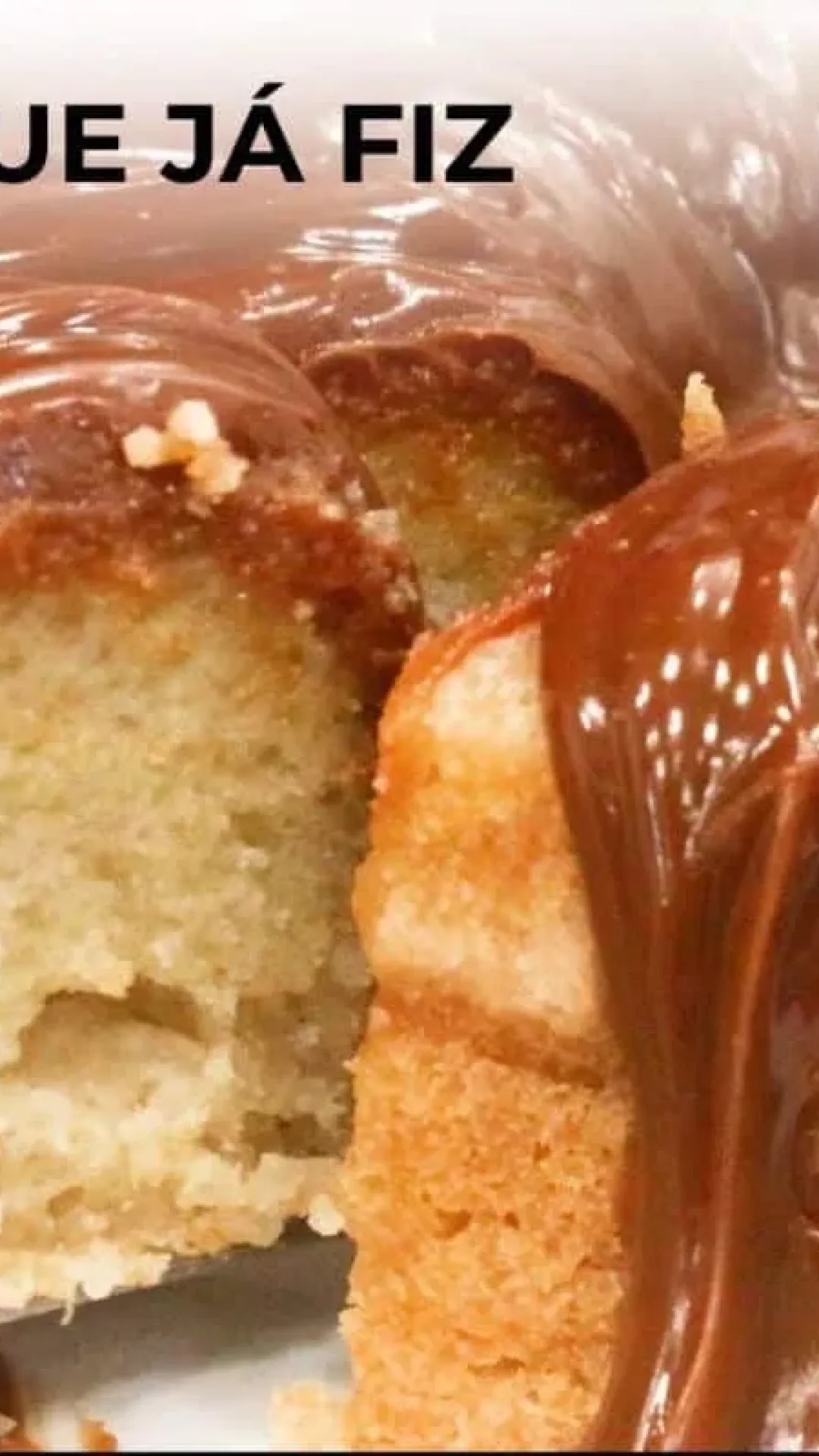 Bolo de tapioca granulada com cobertura para servir no café da tarde ou da manhã