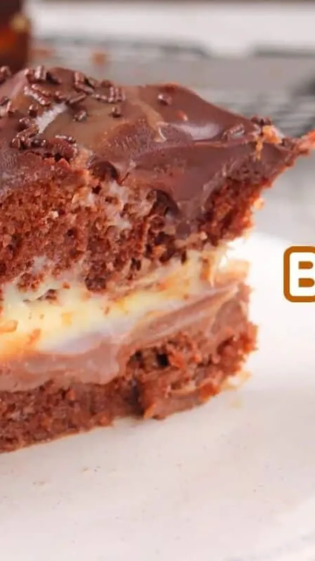 Bolo dois amores que une o chocolate e o creme branco em uma massa fofinha e perfeita para o café