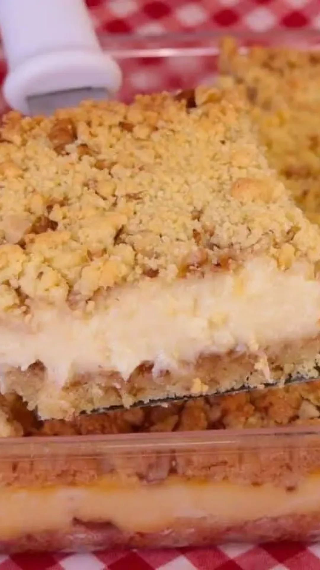 Bolo farofa de creme que já sai recheado do forno, fácil de fazer e com um sabor irresistível
