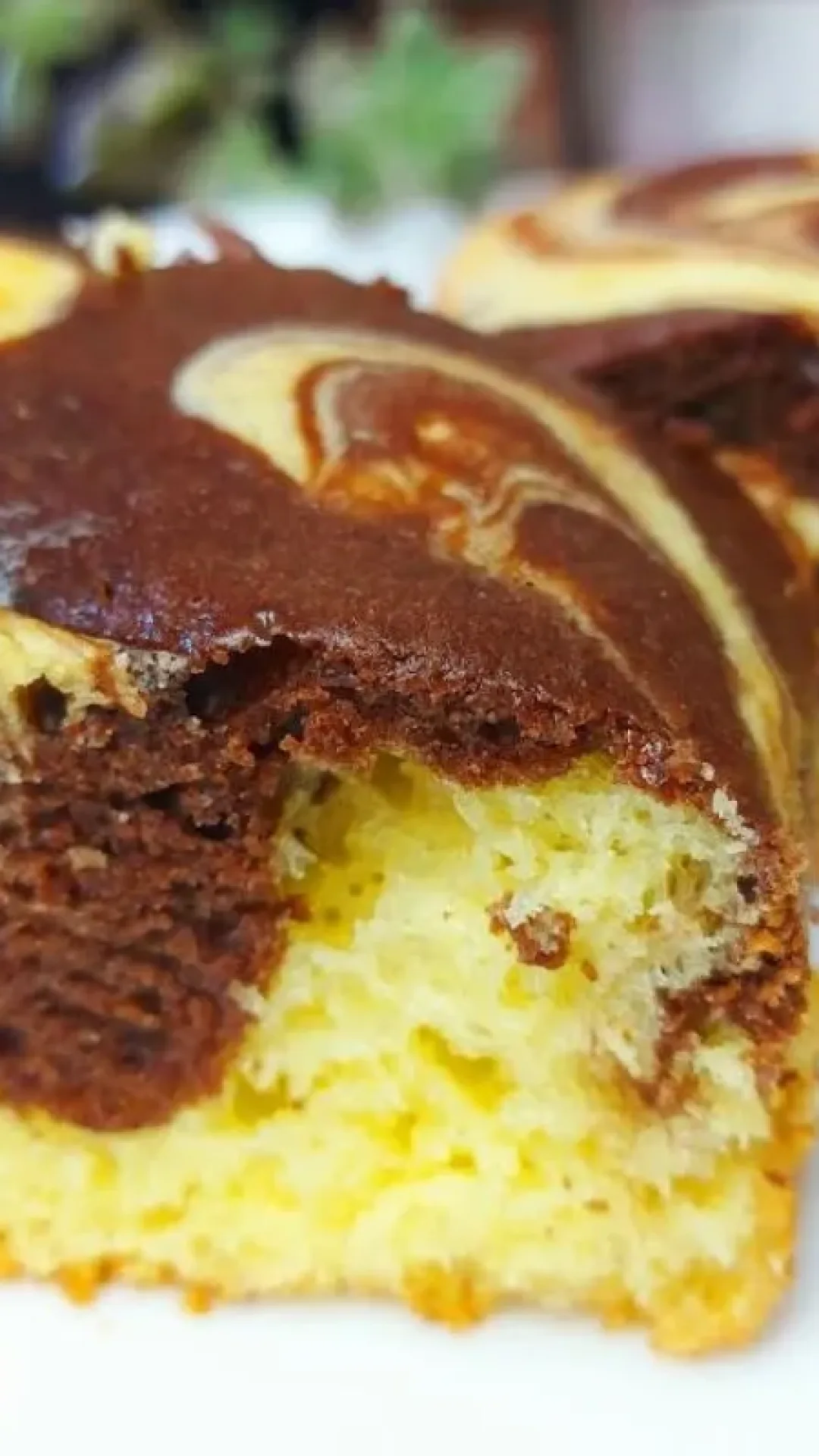 Bolo fofinho com massa de creme de leite que derrete na boca e é perfeito para o seu café da tarde
