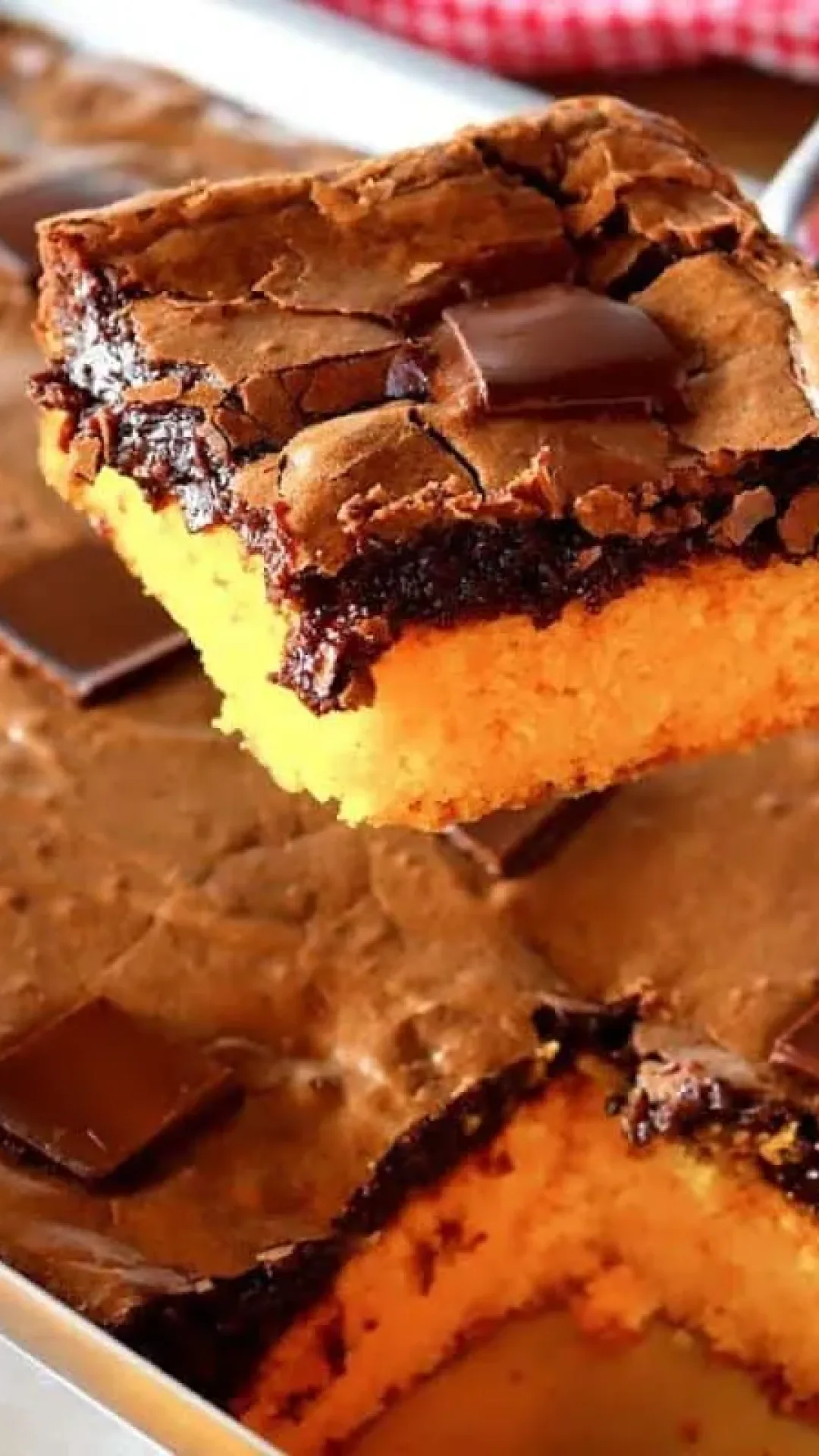 Bolo fofinho de cenoura com cobertura de brownie que surpreende no sabor e maciez