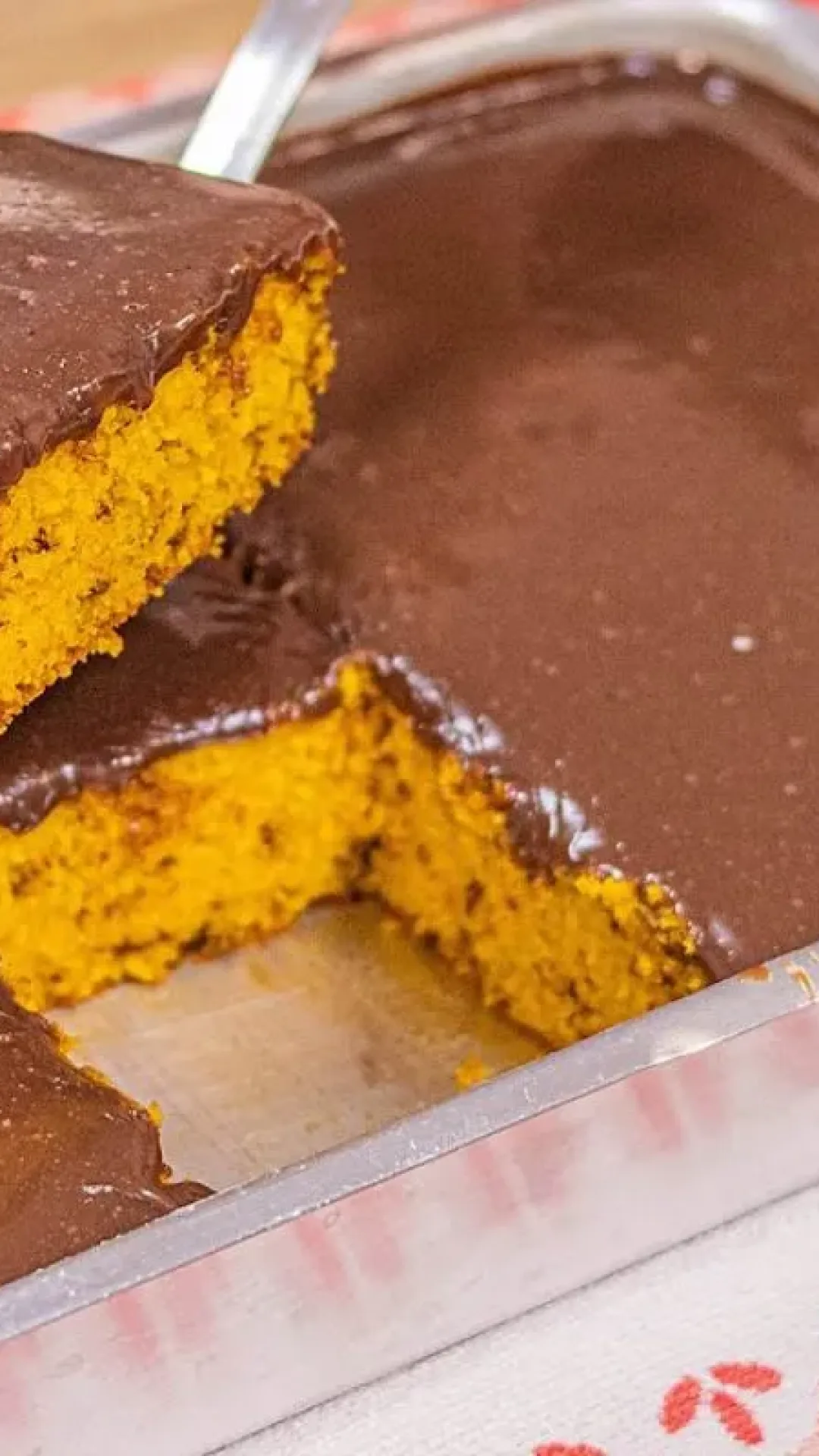 Bolo formigueiro de cenoura fofinho com brigadeiro por cima, uma delícia para o lanche