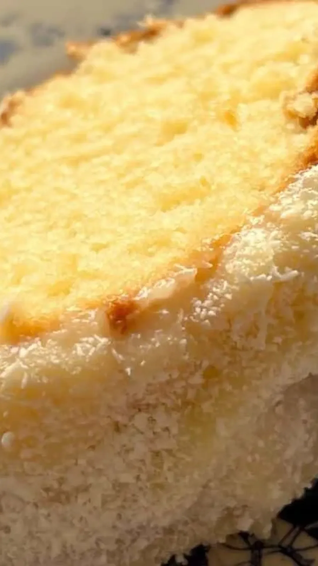 Bolo gelado com creme de coco simples e delicioso que todo mundo vai pedir mais um pedaço