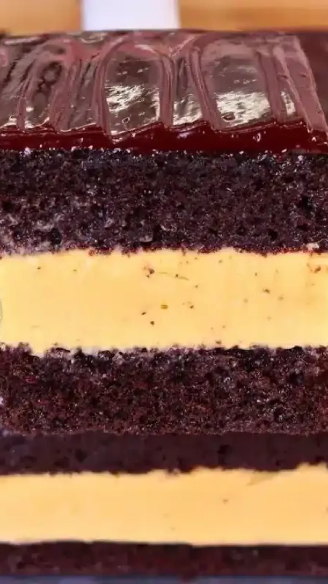 Bolo gelado com recheio e cobertura muito fácil de fazer: é de comer lambendo os dedos