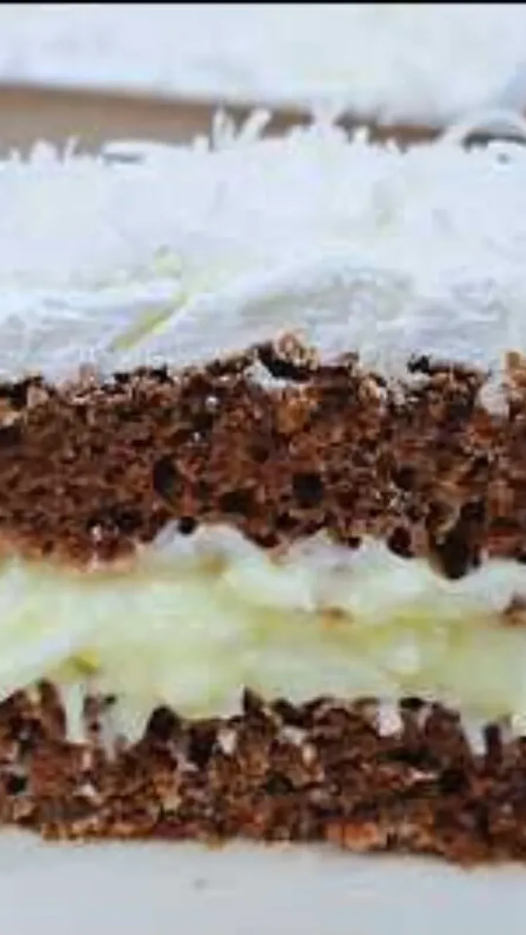 Bolo gelado de coco bem molhadinho e embrulhado no papel alumínio para saborear gelado