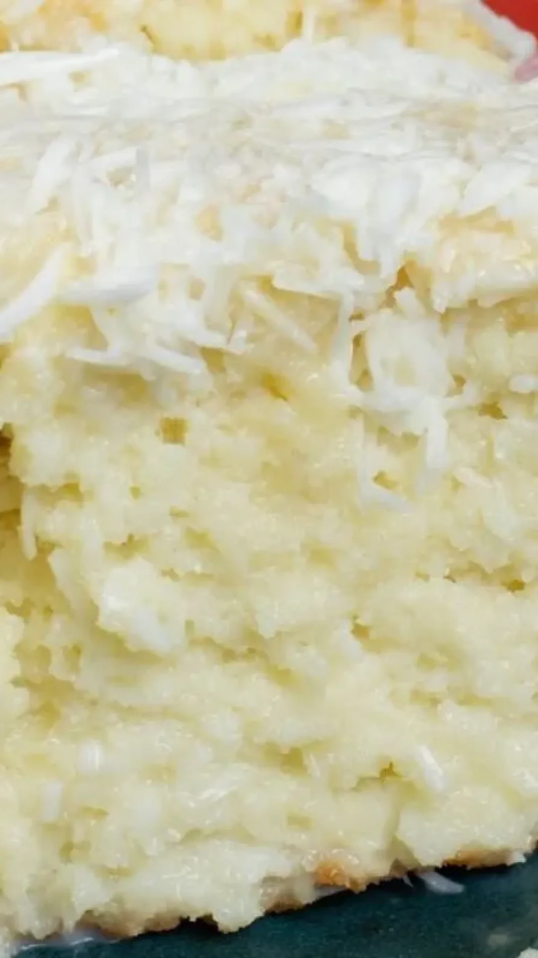 Bolo gelado de coco molhadinho estilo toalha felpuda, o clássico sucesso dos anos 80