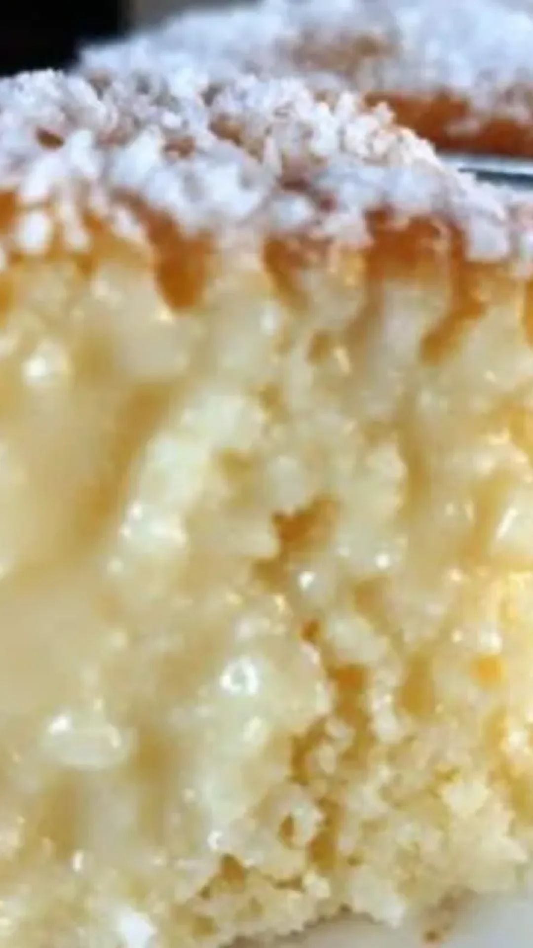 Bolo gelado de coco molhadinho: tão cremoso que é impossível comer apenas um pedaço