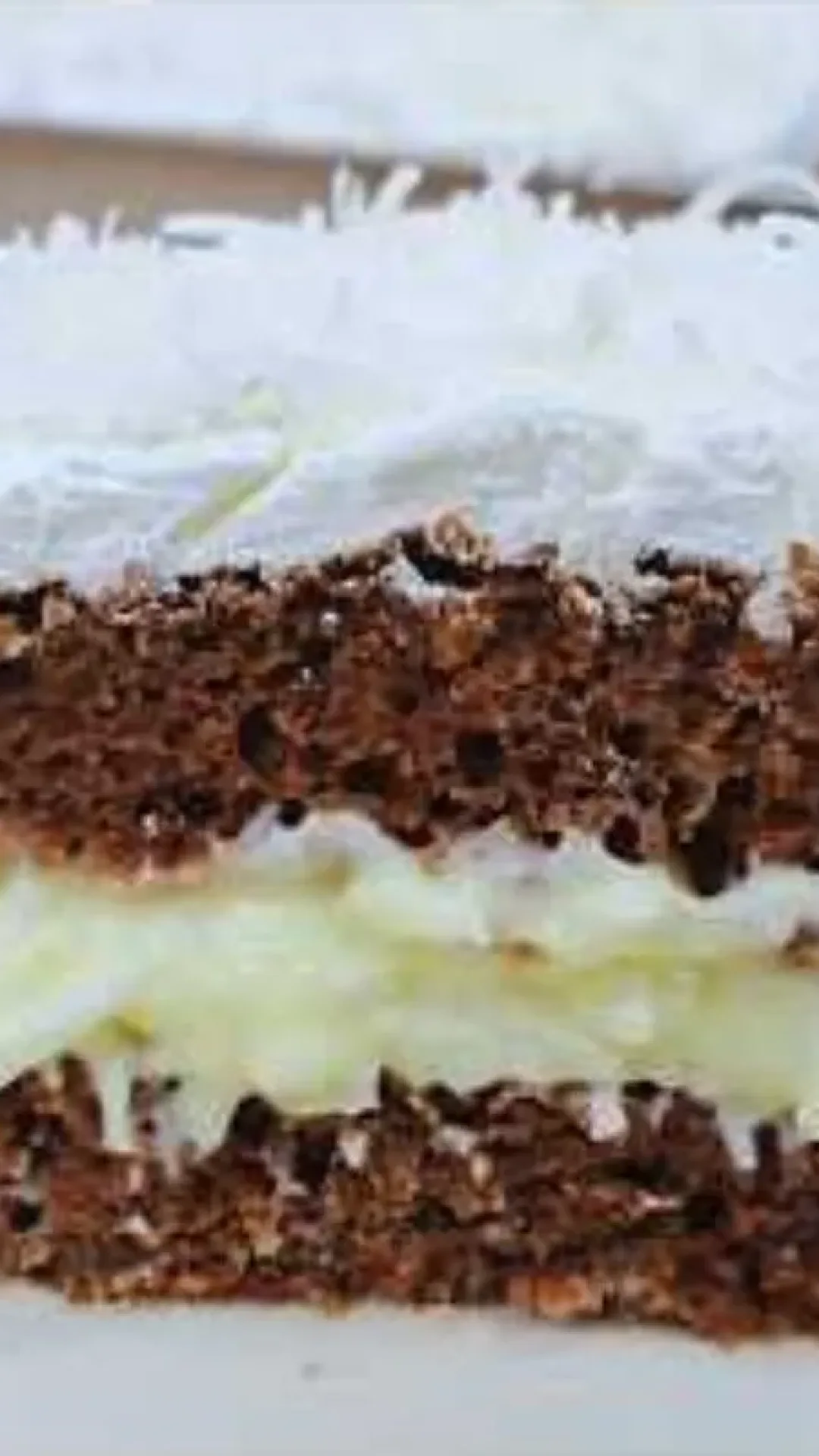 Bolo gelado de coco recheado que é impossível comer apenas um pedaço