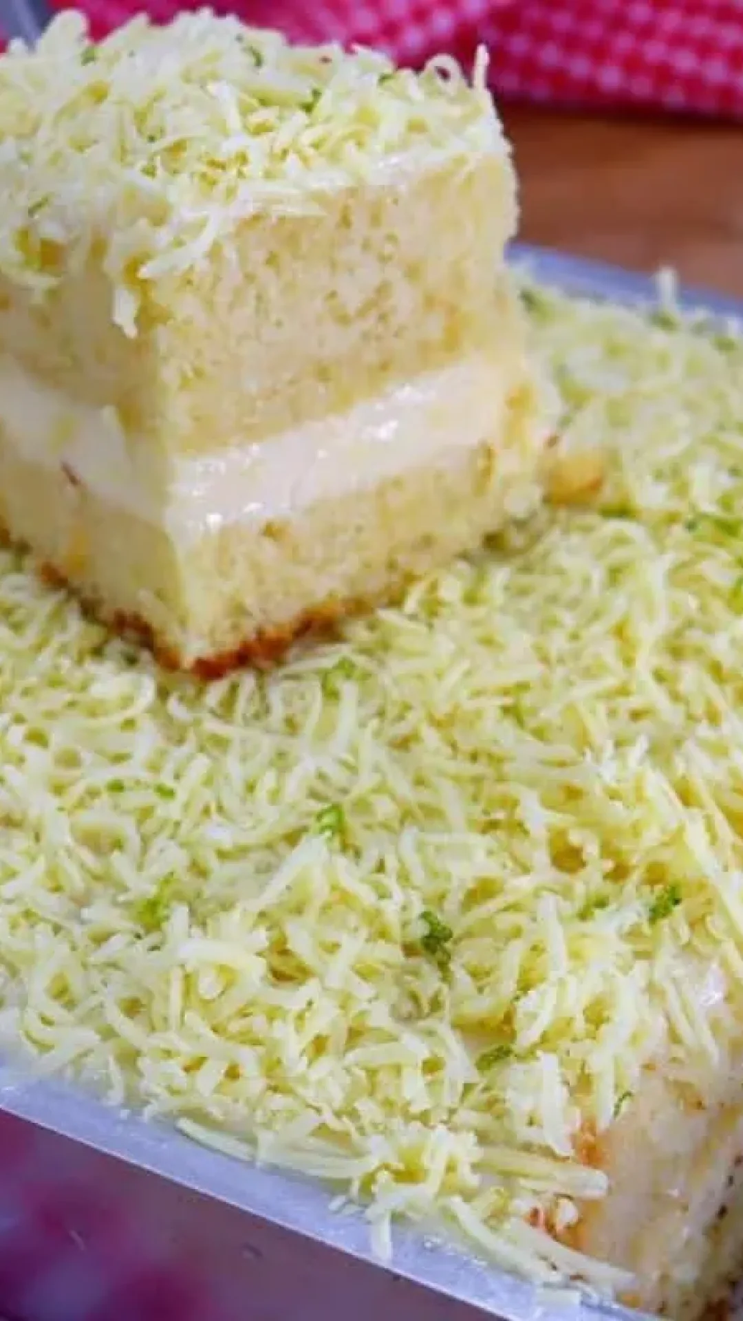 Bolo gelado de limão com sabor refrescante, cobertura deliciosa e ótimo para servir bem geladinho