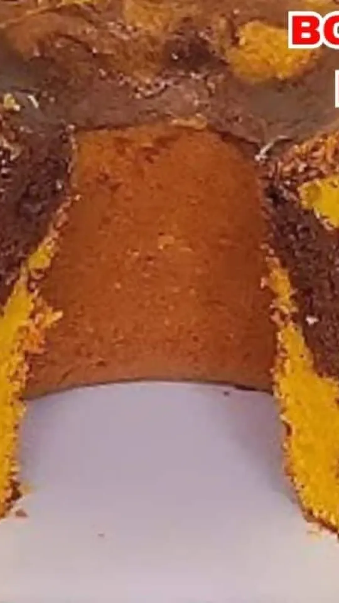 Bolo mesclado de cenoura e chocolate super fofo, delicioso e muito simples de preparar para a família