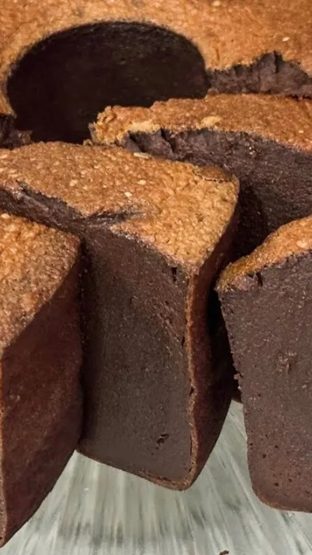 Bolo mole de chocolate com sabor intenso e cremosidade de pudim