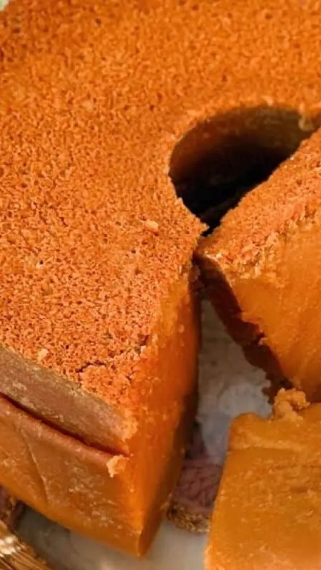 Bolo mole de leite caramelizado: receita diferente, com sabor intenso e preparo bem fácil