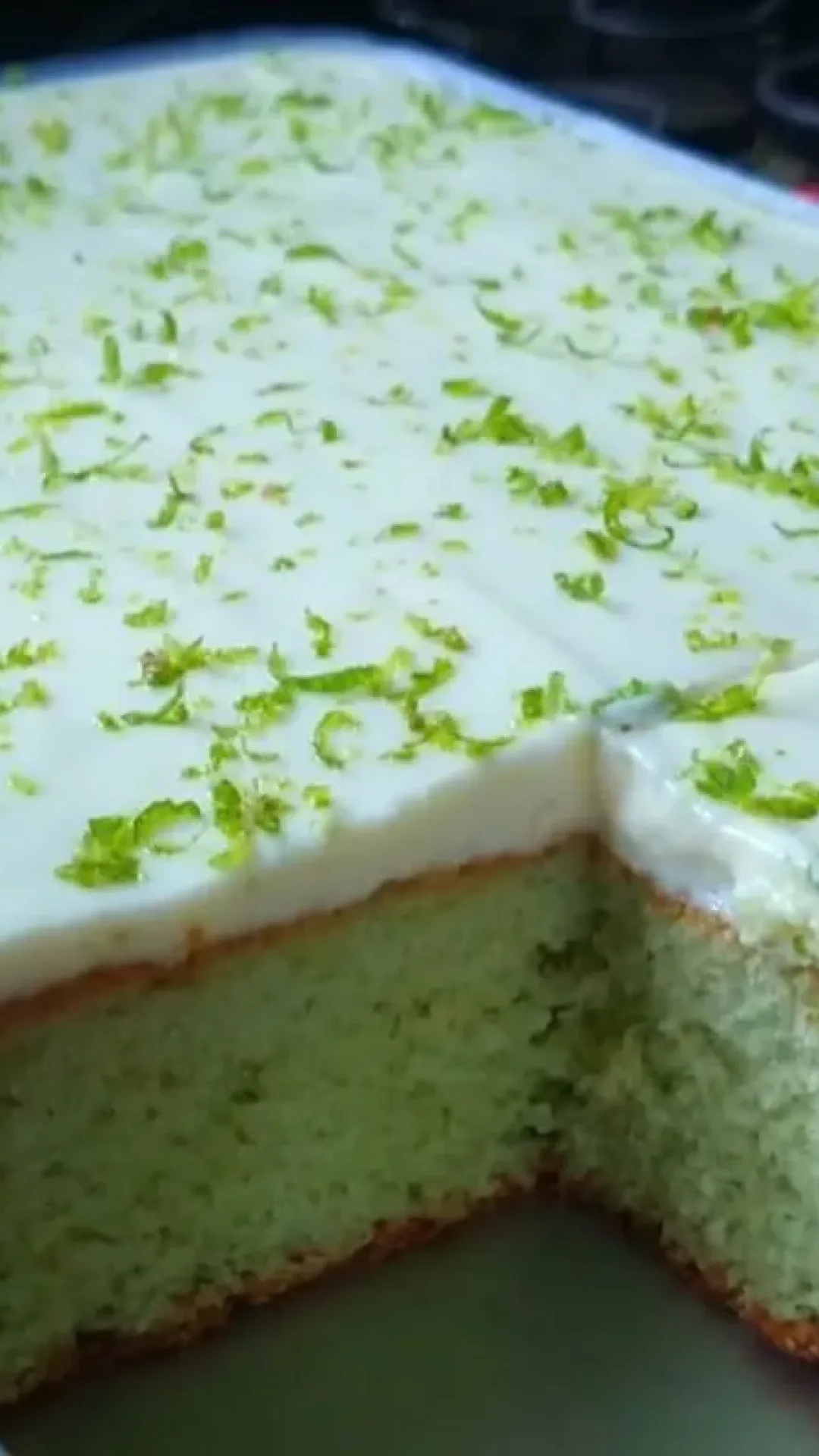 Bolo mousse de limão fofinho e refrescante, feito com praticidade inteiramente no liquidificador