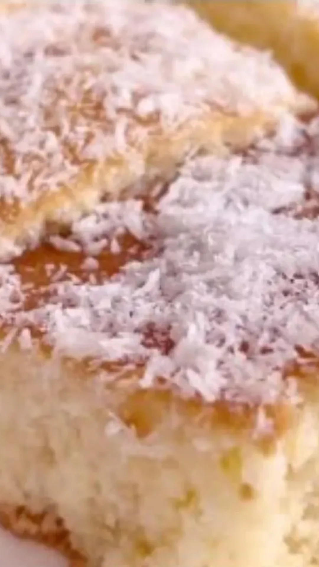 Bolo nuvem de coco super fofinho e alto, fácil de fazer e perfeito para servir gelado