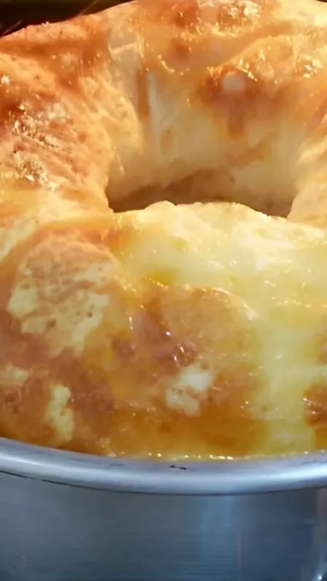 Bolo pão de queijo de liquidificador um pão de queijo gigante feito na forma de pudim