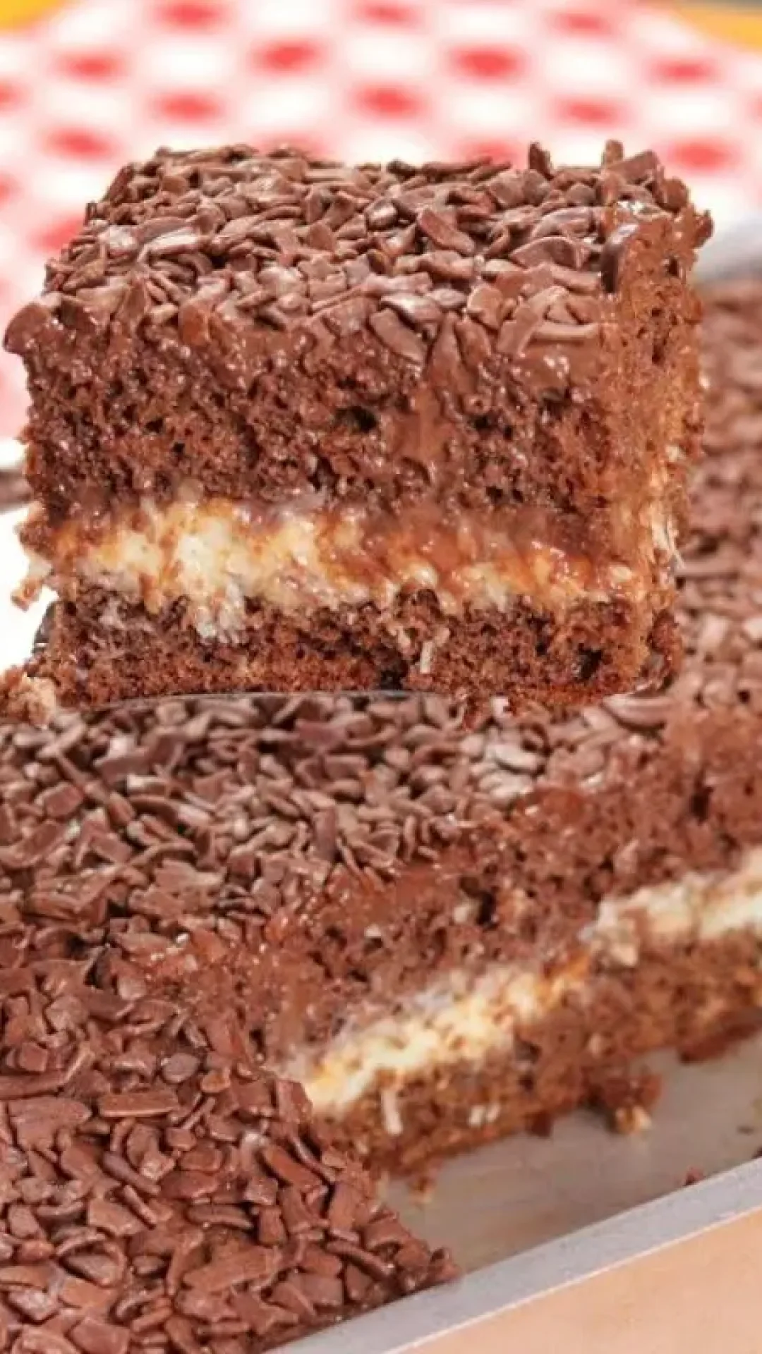 Bolo prestígio: bolo molhadinho com recheio cremoso, bolo gelado e fofinho para a sua Ceia de Natal