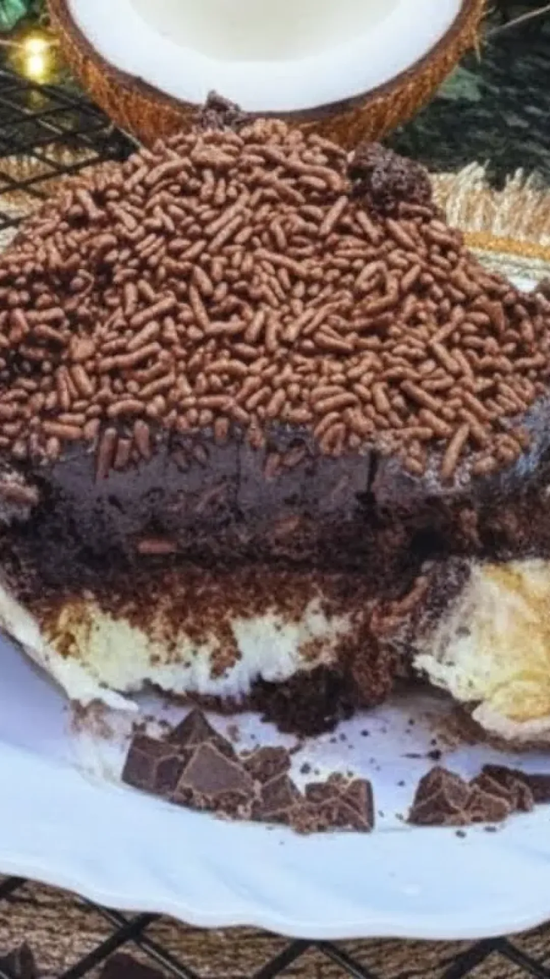 Bolo prestígio gelado bem molhadinho, a combinação perfeita de chocolate com coco que derrete na boca