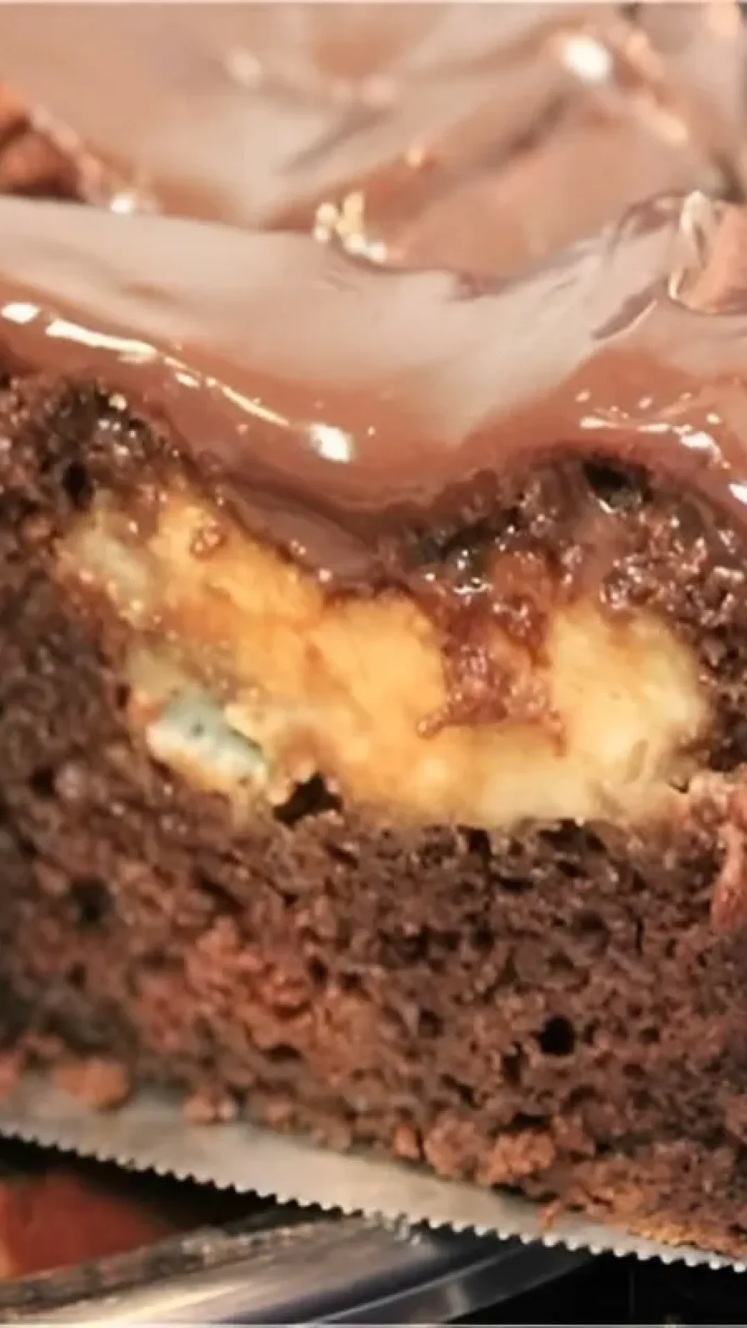 Bolo prestígio recheado esse bolo já sai do forno recheado com coco é só cobrir e comer