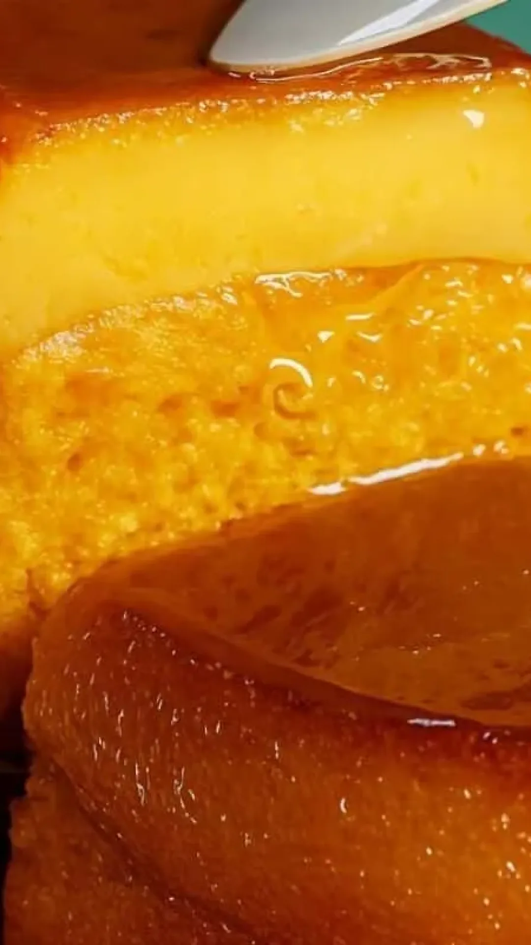 Bolo pudim de cenoura fofinho feito no liquidificador, a combinação perfeita de duas sobremesas clássicas