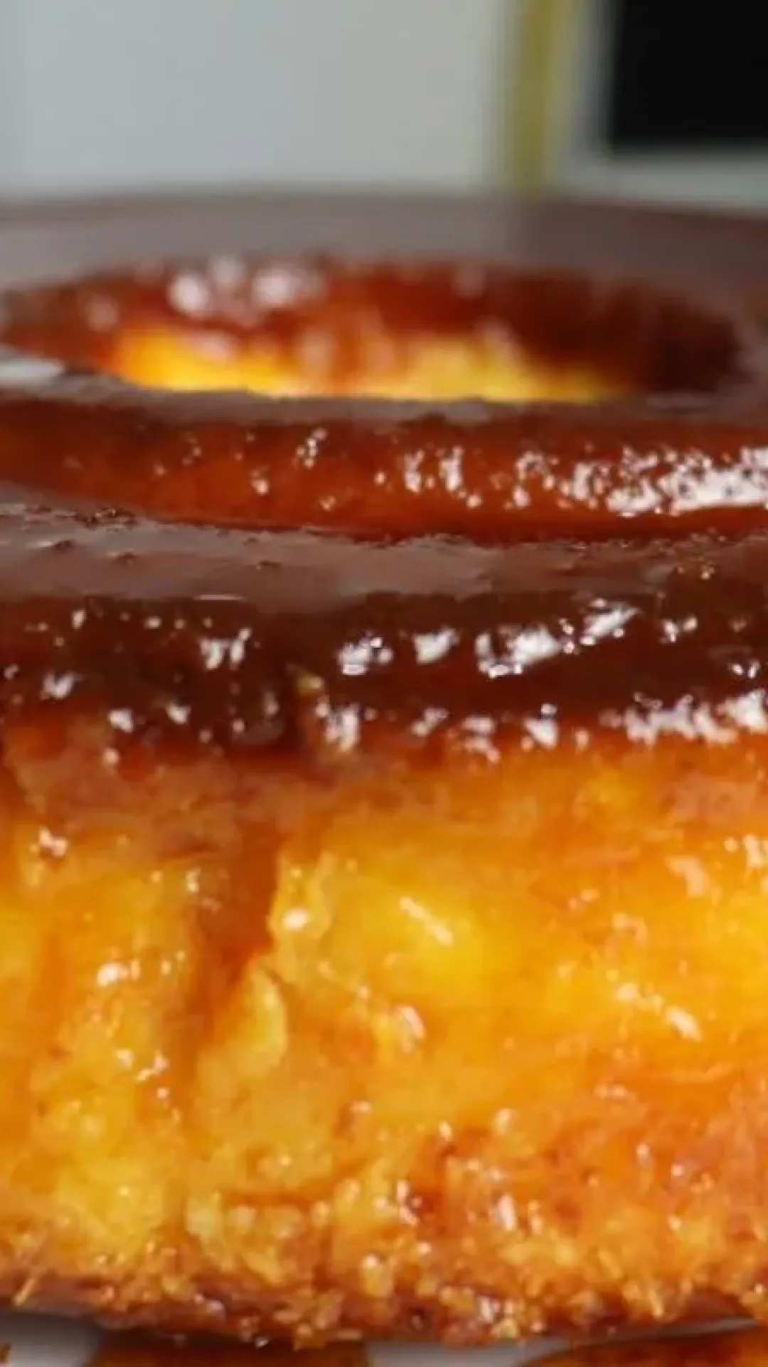 Bolo queijadinha cremosão que parece um pudim: perfeito para depois do almoço de domingo