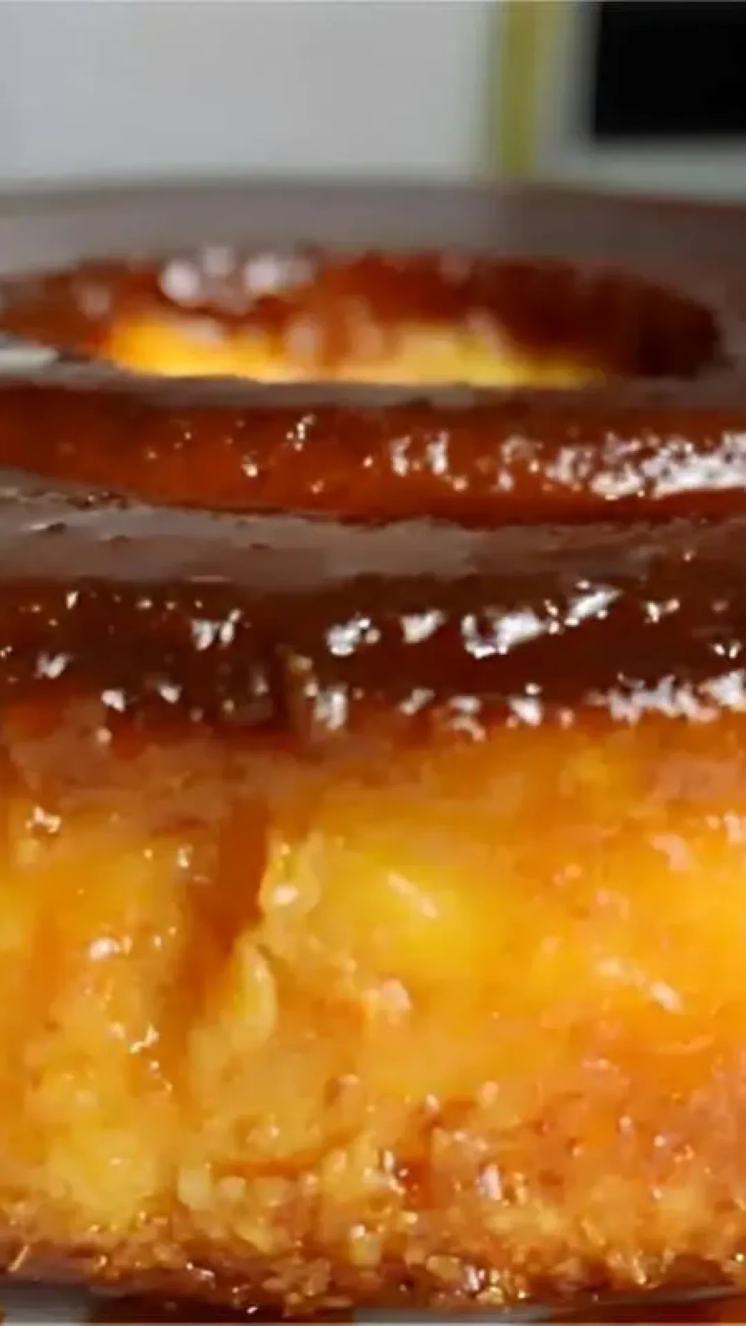 Bolo queijadinha fácil e rápido basta bater os ingredientes no liquidificador e assar na forma caramelizada