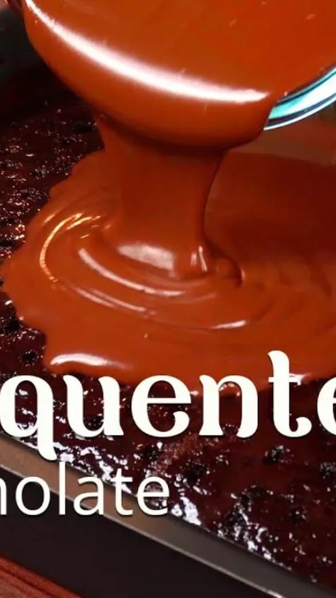 Bolo quente de chocolate molhadinho e irresistível: derrete na boca de tão cremoso
