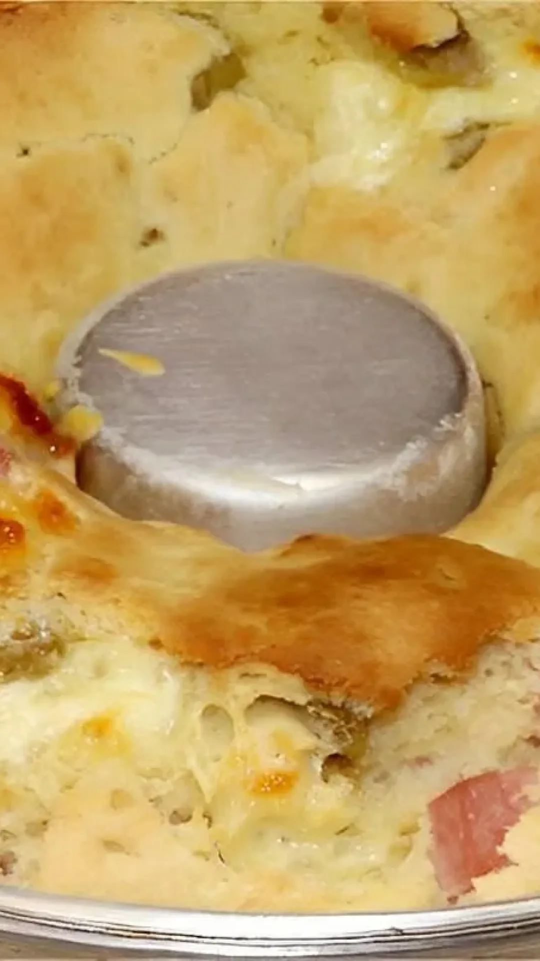 Bolo salgado simples já sai do forno recheado um lanche delicioso e rápido de preparar