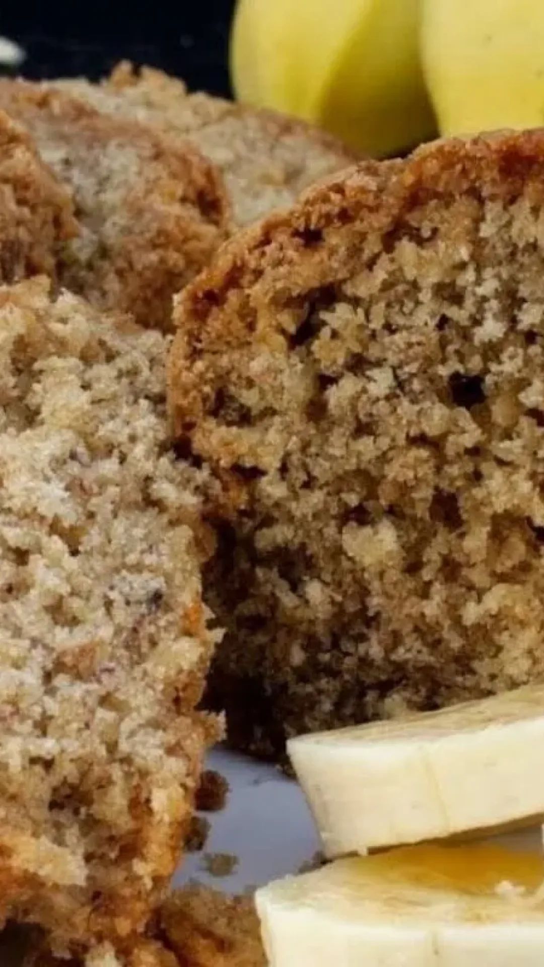 Bolo sem farinha feito com aveia e banana, sem lactose, glúten e açúcar