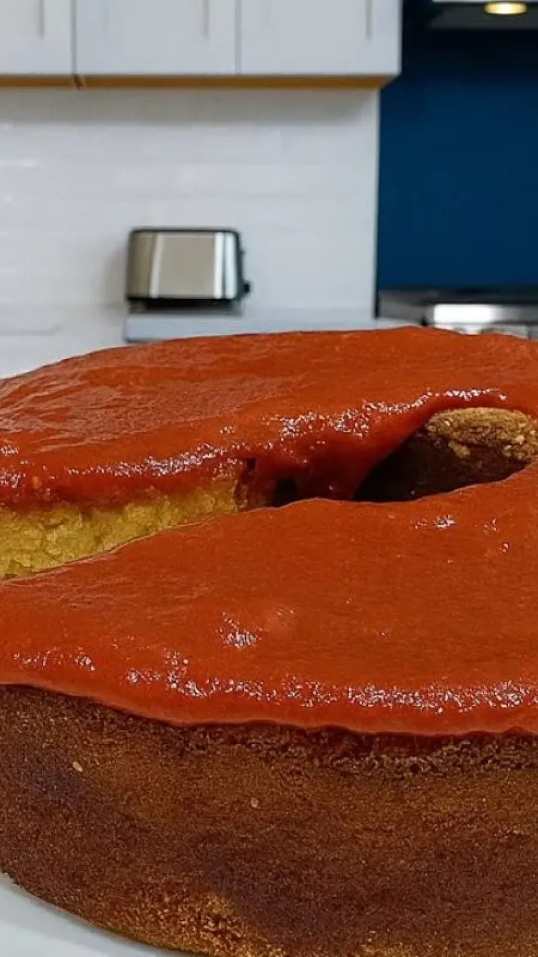 Bolo sem glúten com cobertura de goiabada, uma combinação irresistível para o café da tarde