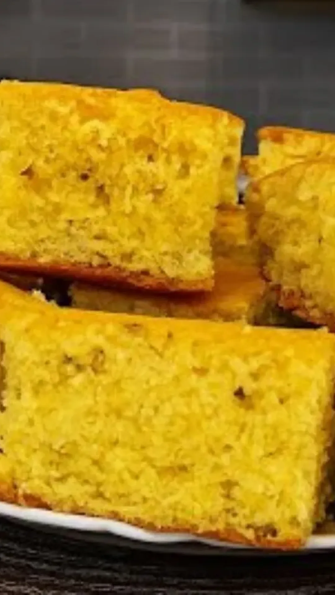 Bolo simples de fubá fofinho e saboroso perfeito para acompanhar o café da tarde