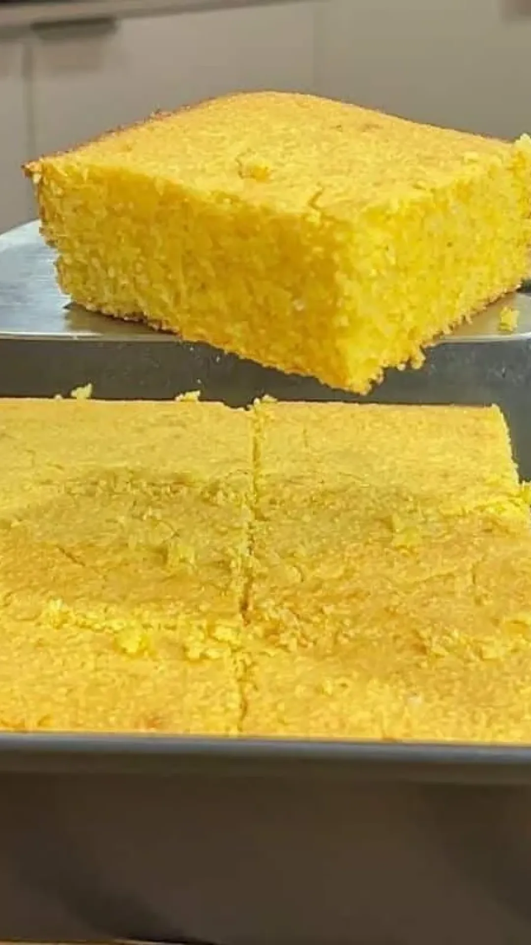 Bolo simples de milho fácil e rápido de preparar para o seu café da manhã