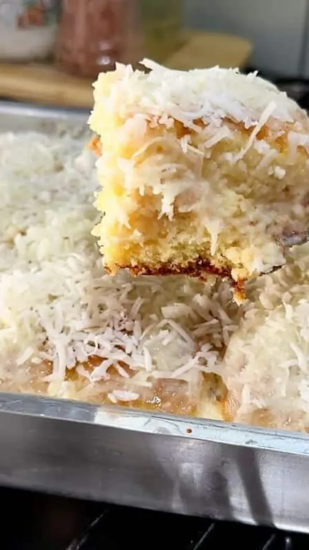 Bolo toalha felpuda super molhadinho: com muito coco, receita clássica que derrete na boca