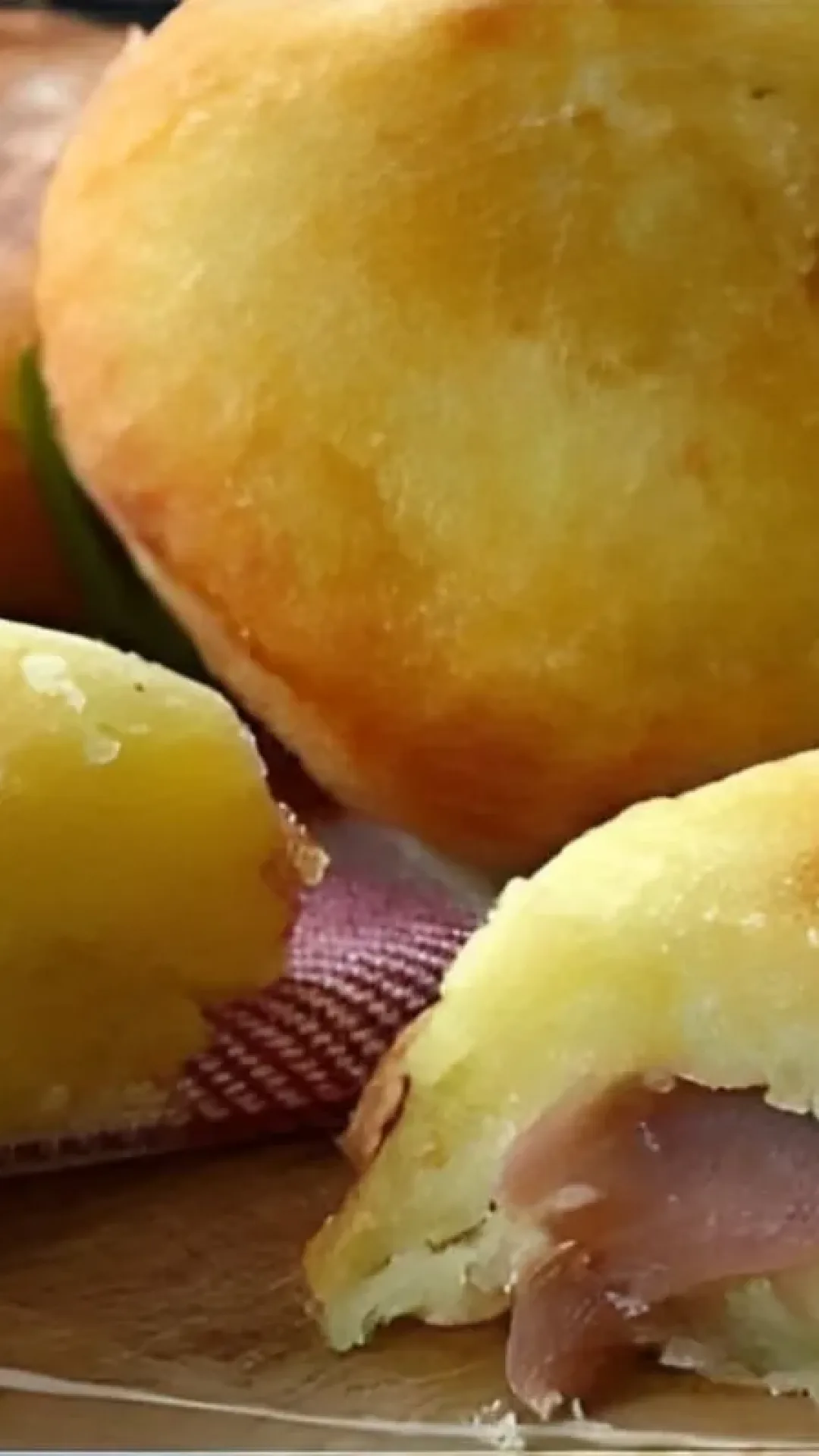 Bomba de batata um bolinho de batata recheado que é uma delícia