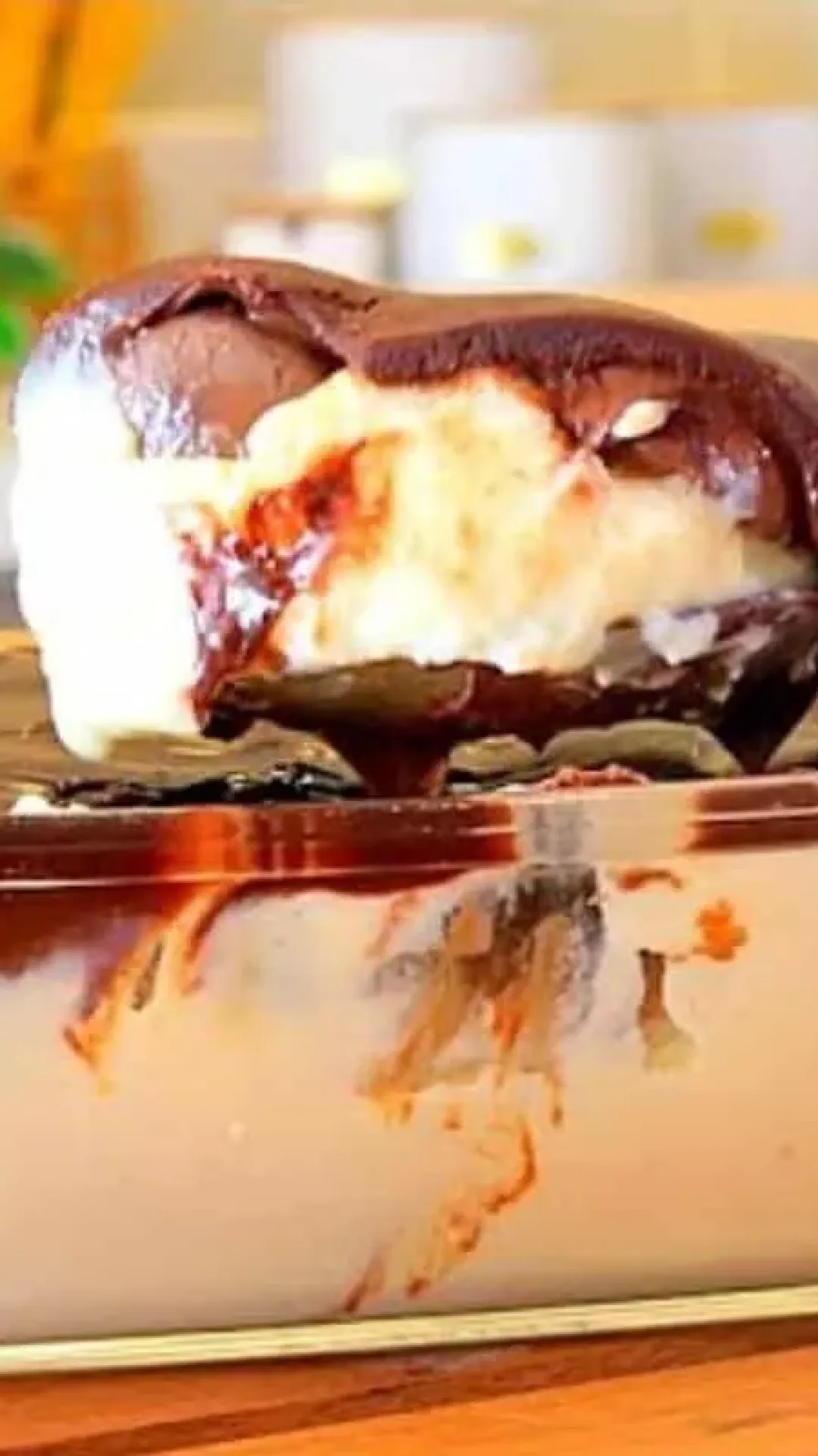 Bombom gelado na travessa: sobremesa fácil e deliciosa que fica pronta em poucos minutos.